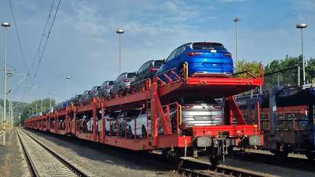 Autotransportwagen mit Fahrzeugen im Opel-Werk