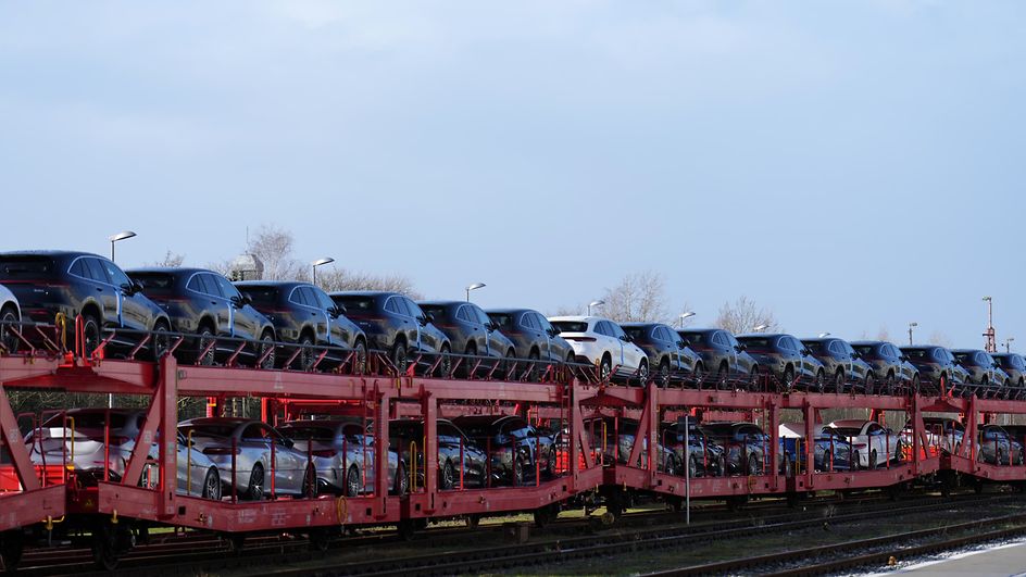 Neuwagen von Mercedes auf Autotransportwagen der DB Cargo