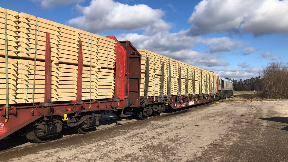 Güterwagen mit Schnittholz in der Nähe von Ulm