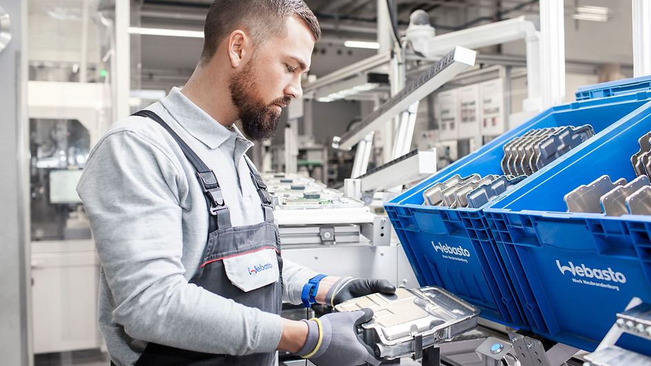 Mitarbeiter von Webasto stellt kraftstoffbetriebene und elektrische Heizsysteme für Fahrzeuge her