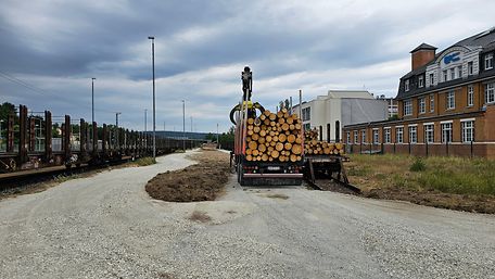 Timber loading at the loading point in Rudolstadt/Schwarza