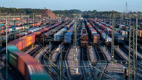 Rangierbahnhof mit vielen verschiedenen Güterwagen