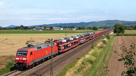 Mischzug fährt durch Landschaft
