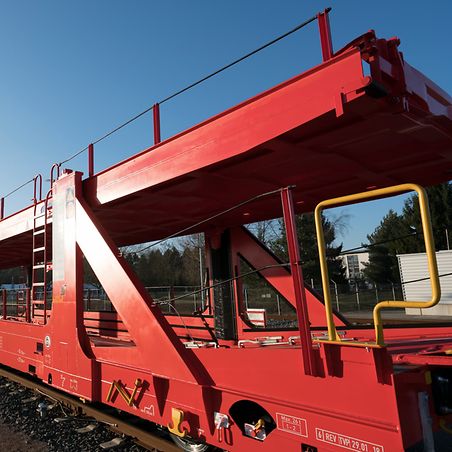 Verladung von Rundholz auf den neuen m2-Güterwagen