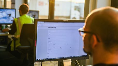 Operations manager monitoring transport