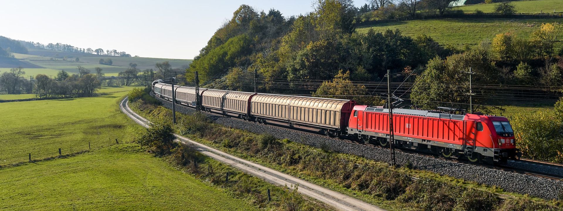 Güterzug transportiert Batterien im Automotive RailNet