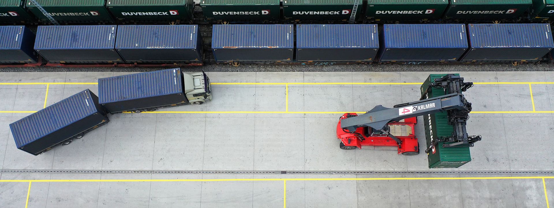 Reachstacker verlädt Container auf Güterzug