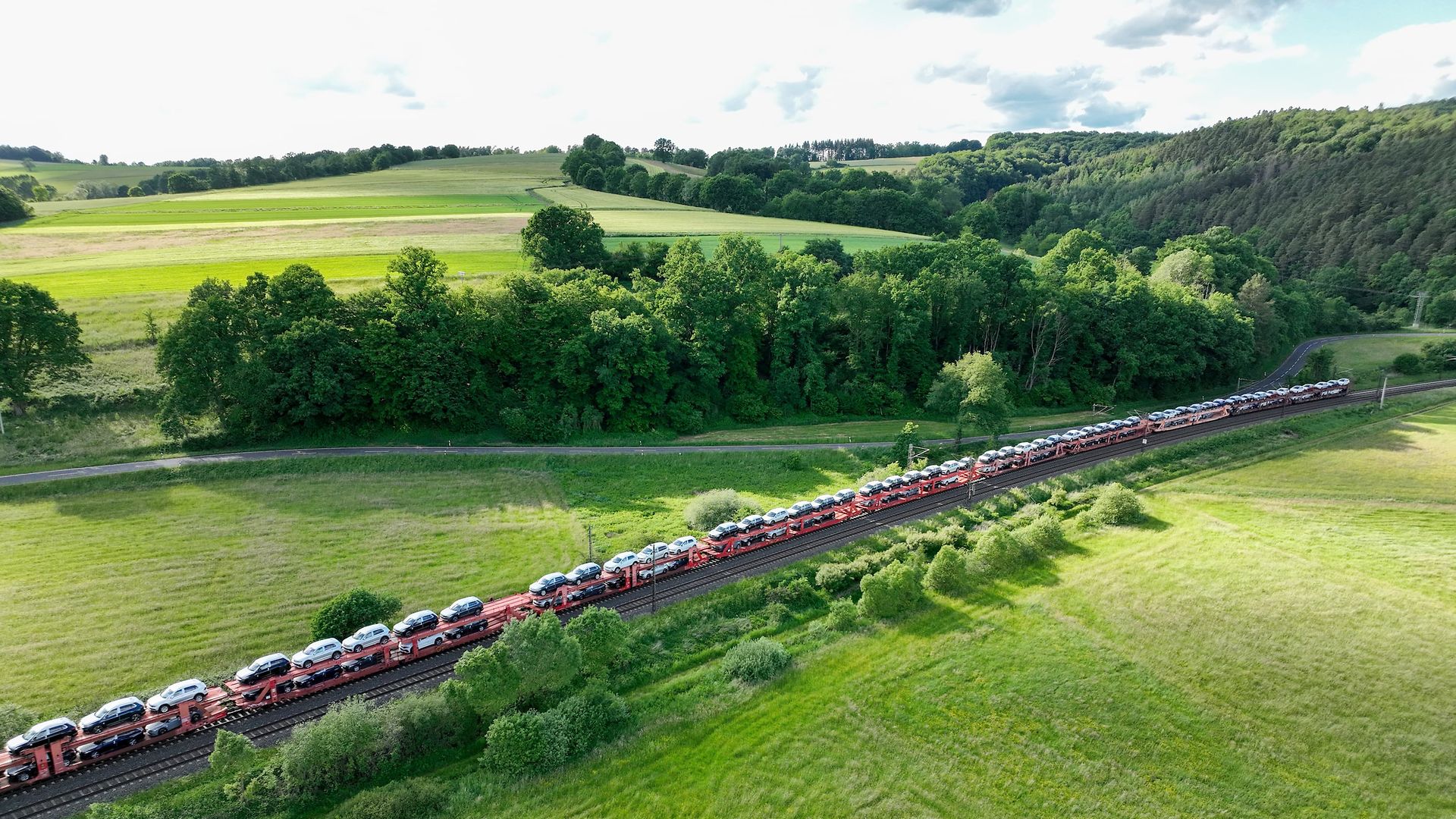 Güterzug mit Neuwagen im Automotive RailNet