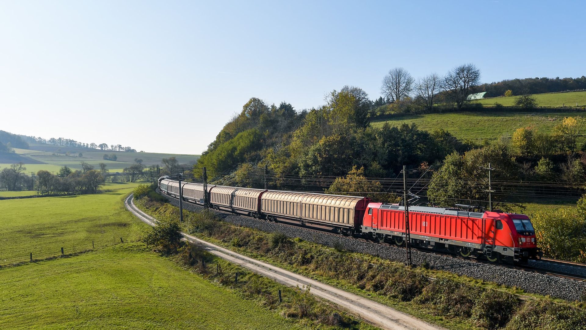 Cargo train transports batteries in Automotive RailNet