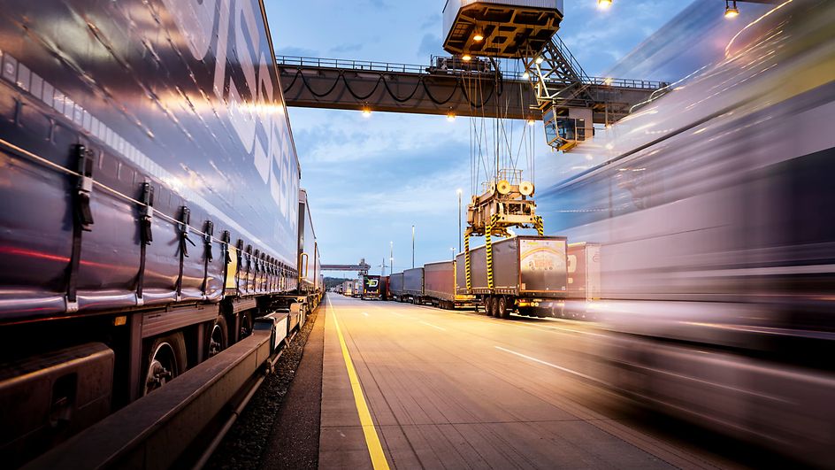 Umschlag eines Megatrailers in einem Umschlagterminal