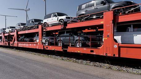 Ein Zug beladen mit großen SUV am Hafen Zeebrügge