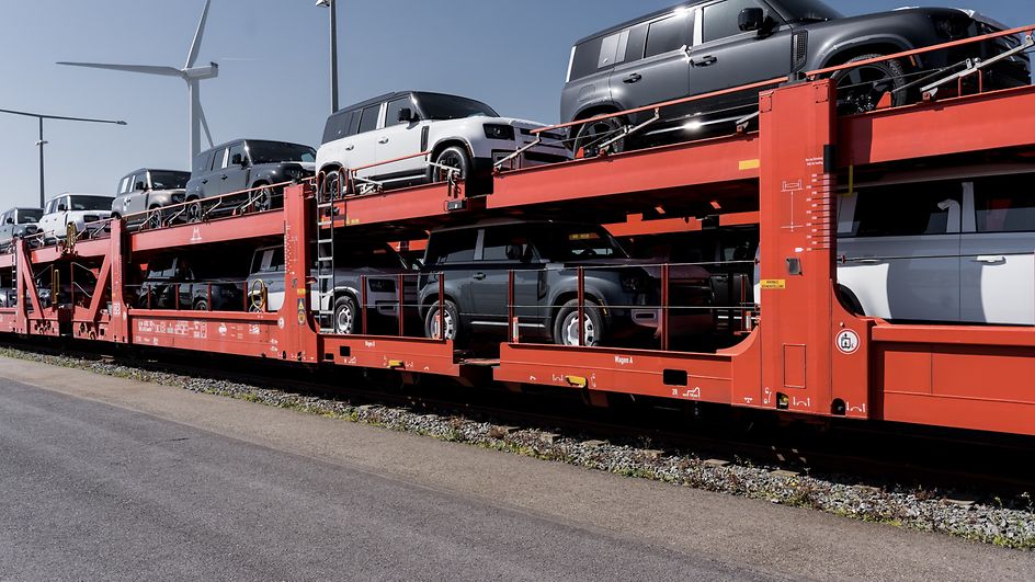 Ein Zug beladen mit großen SUV am Hafen Zeebrügge