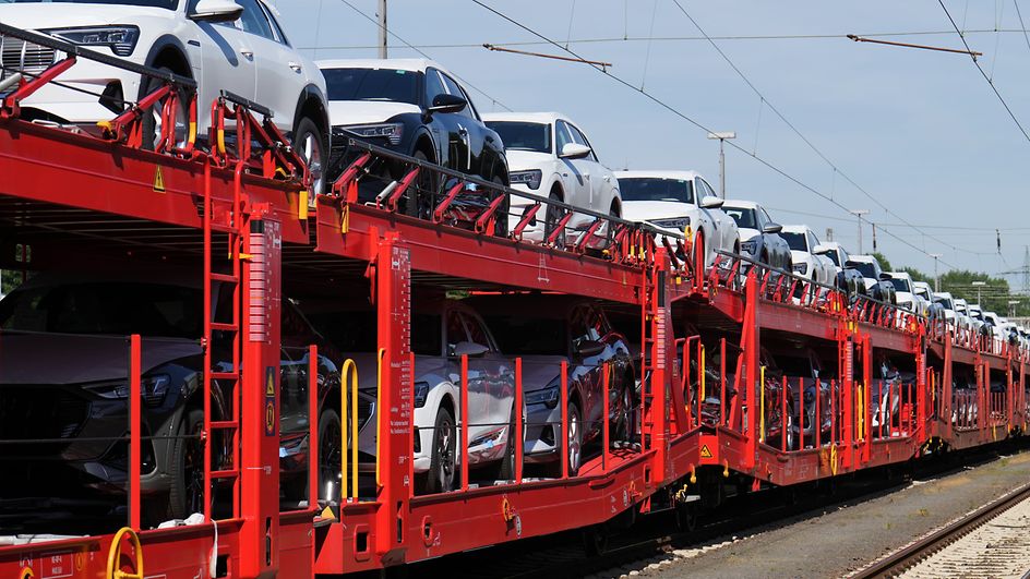 Flexible car carrier wagon, loaded with new cars