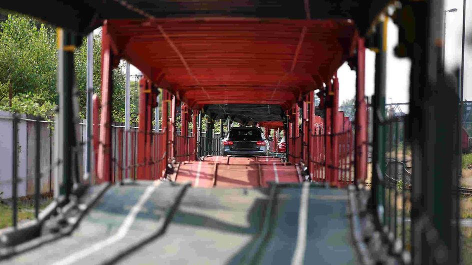 Autotransportwagen wird mit Autos beladen