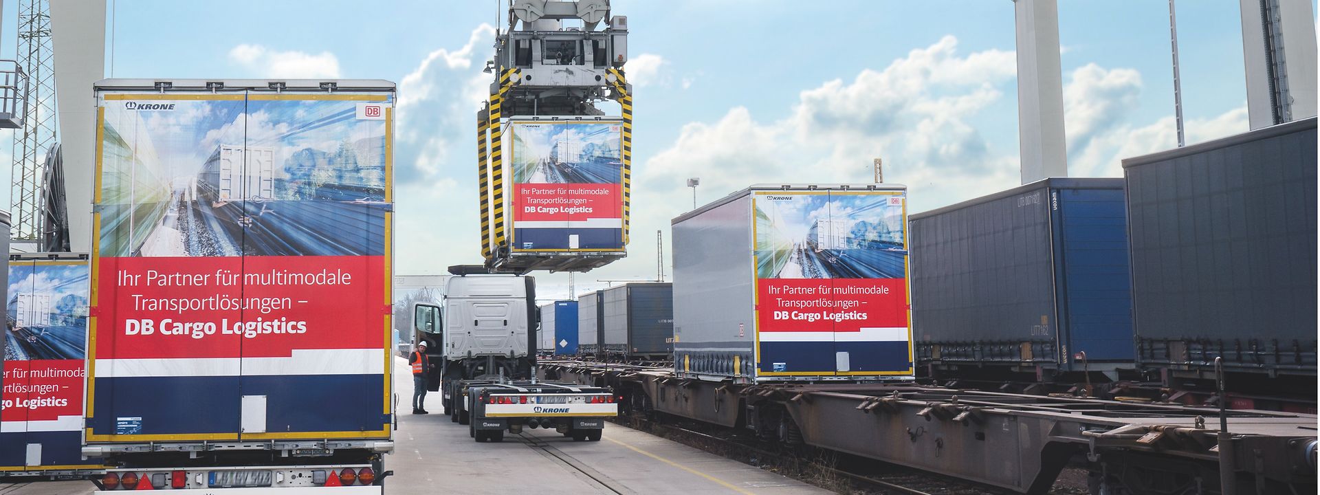 Quelle: DB Cargo Logistics / Wolfram Scheible Umschlagbahnhof, Trailer wird vom Lkw auf einen Zug umgeschlagenn