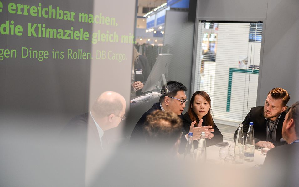Mehrere Personen diskutieren am Schreibtisch