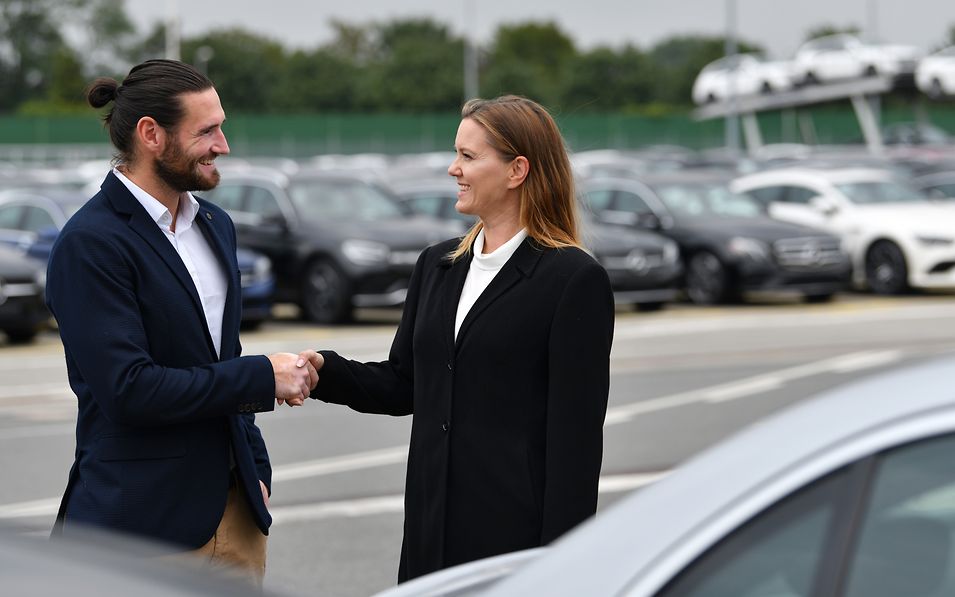 Quelle: DB Cargo/ Oliver Lang Zwei Menschen geben sich die Hand am Autoterminal