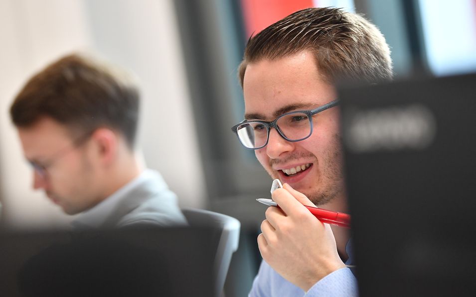 Zwei Systems Engineers am Arbeiten