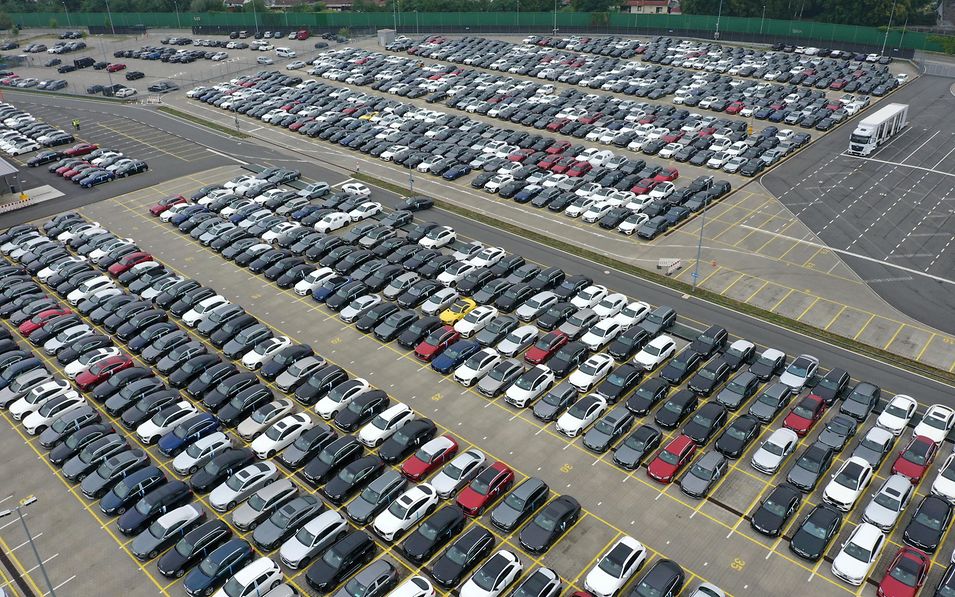 Viele Autos auf Autoterminal von oben