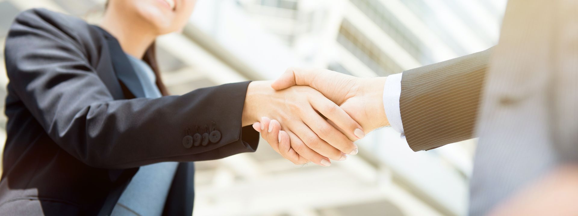 Zwei Personen geben sich die Hand