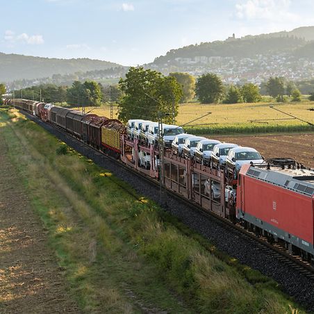  Fahrender Güterzug mit Fertigfahrzeugen