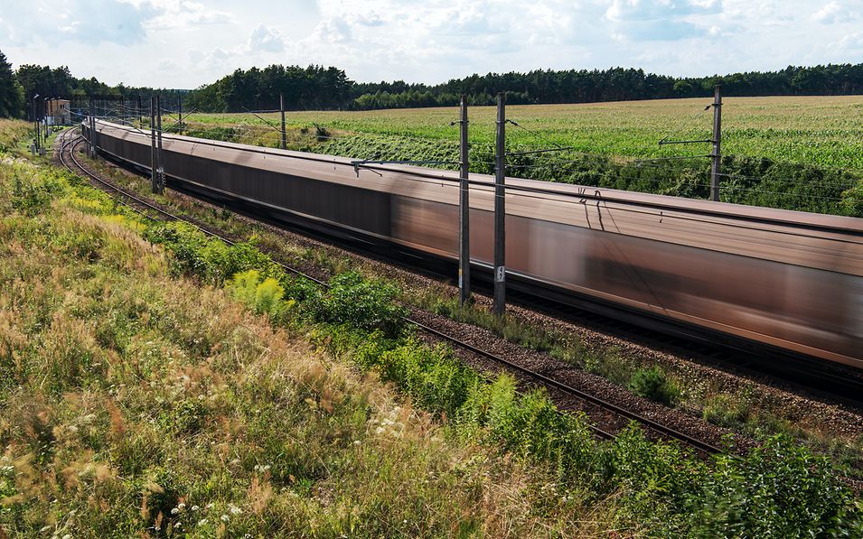 Schneller Zug mit Schiebewandwagen