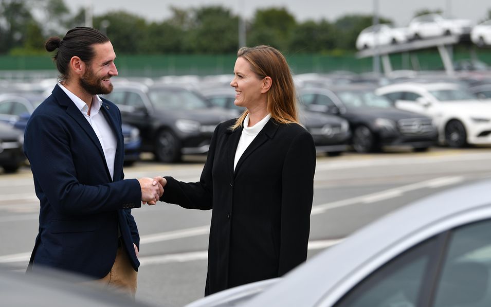 Key account manager and customer meet on site at the Logistics Centre Bremen