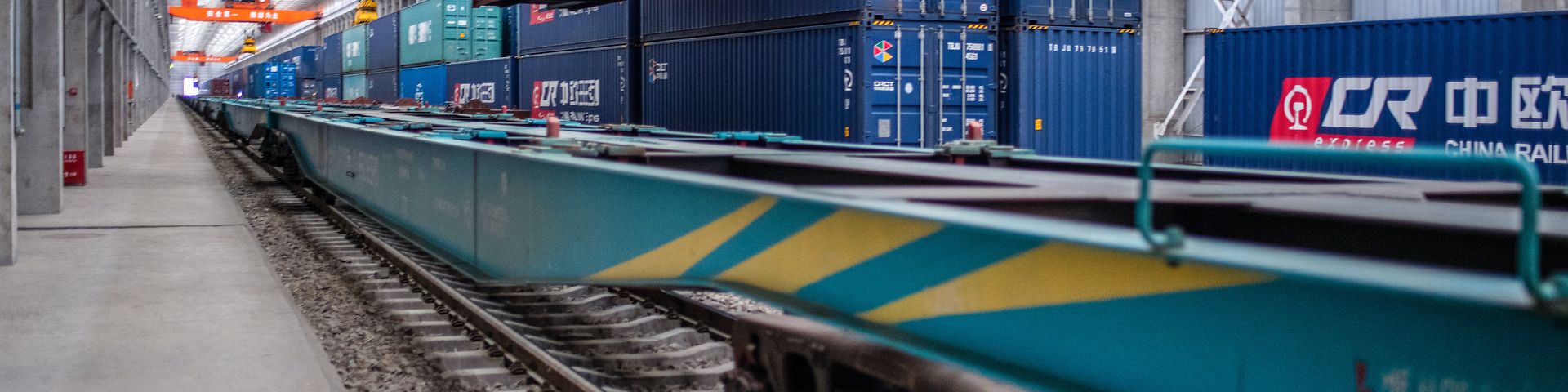 Containerbeladung auf Waggons