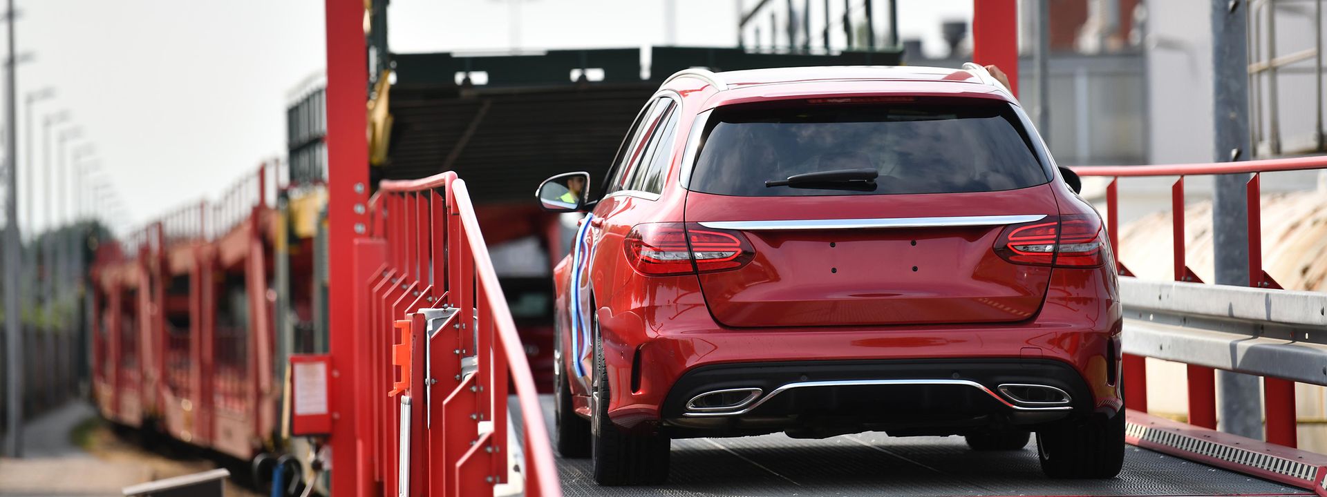 Fertigfahrzeug fährt auf einen Autotransportwagen 