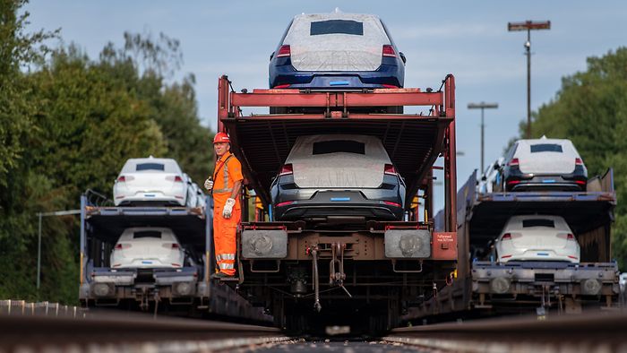Autotransportwagen hat fertige Fahrzeuge geladen 