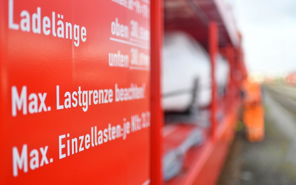 Technische Beschriftung an offenem Autotransportwagen