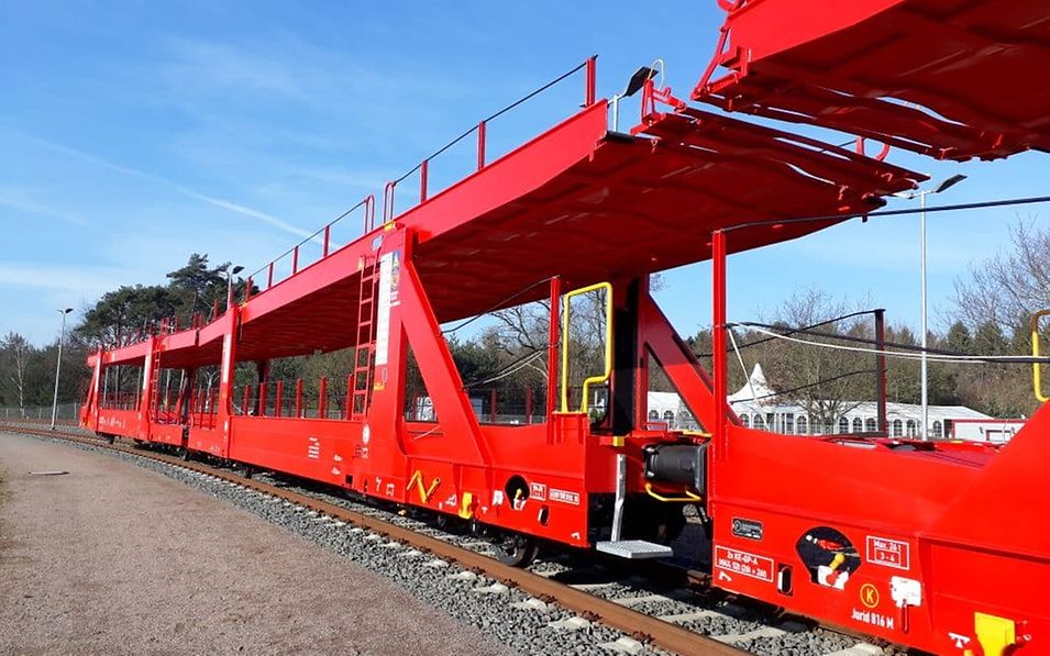 Offener Doppelstockwagen Bauart Laaeffrs 561 auf Schienen 