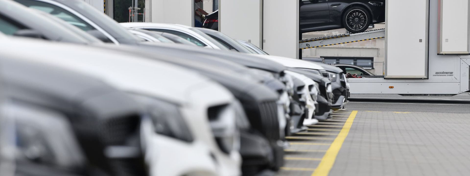 Autos im Autoterminal