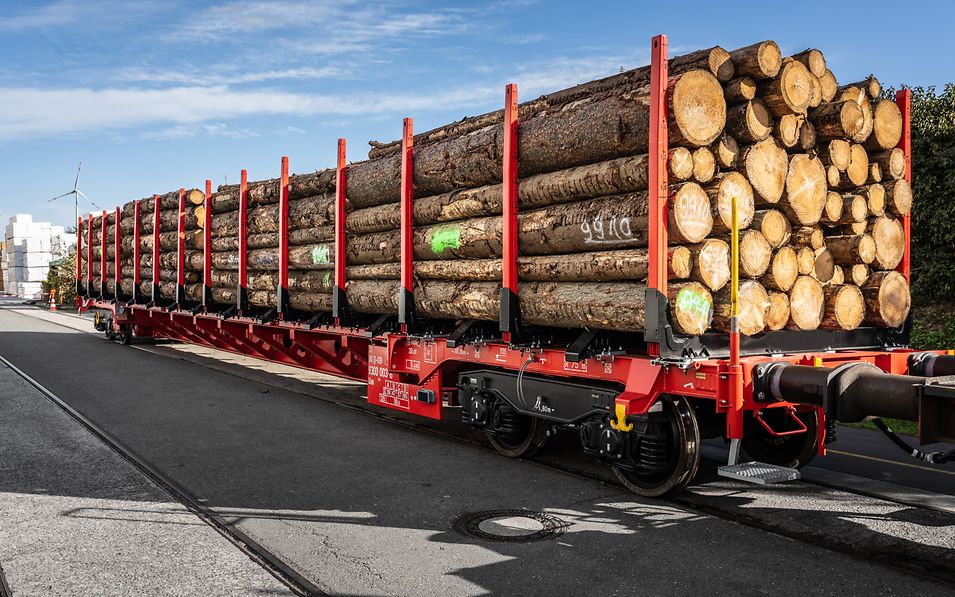 Our first multifunctional and modular freight wagon with a superstructure for the timber industry 